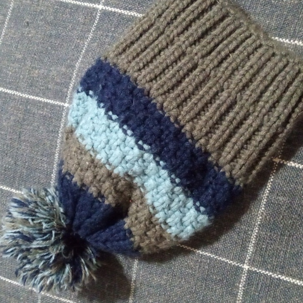 Adorable baby hat 6-18 months blues with green